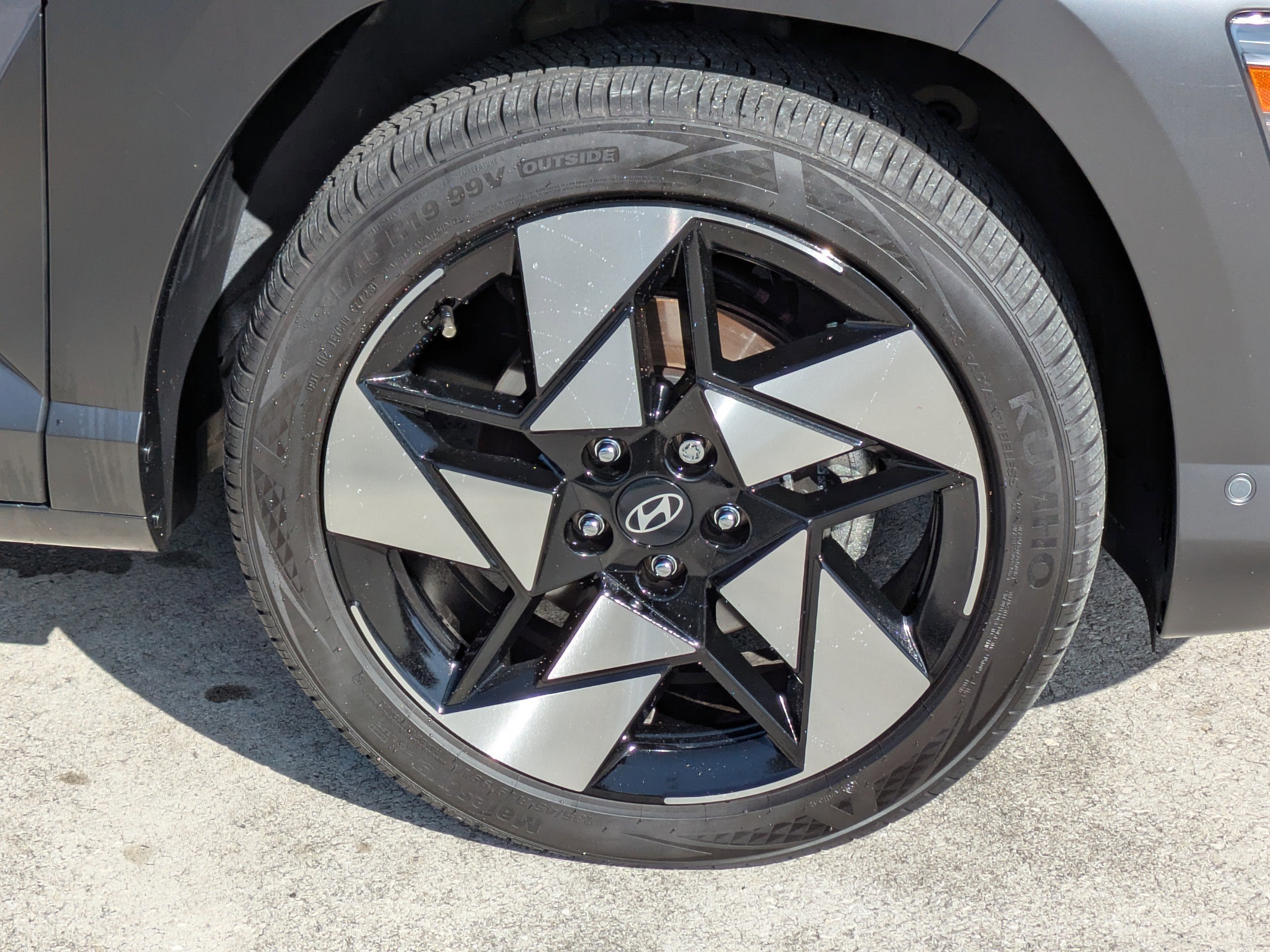 2024 Hyundai Kona Limited - Photo 12