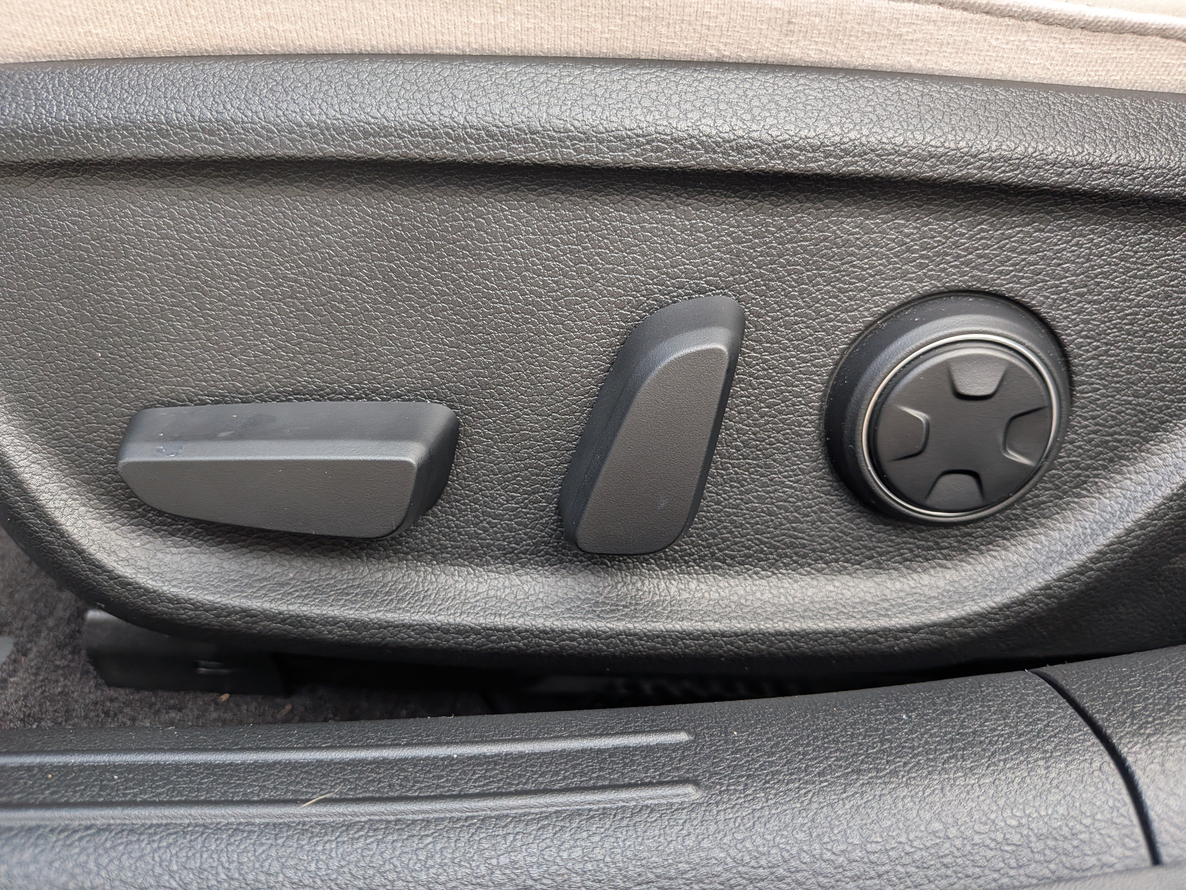 2025 GENESIS G70 Standard - Photo 18