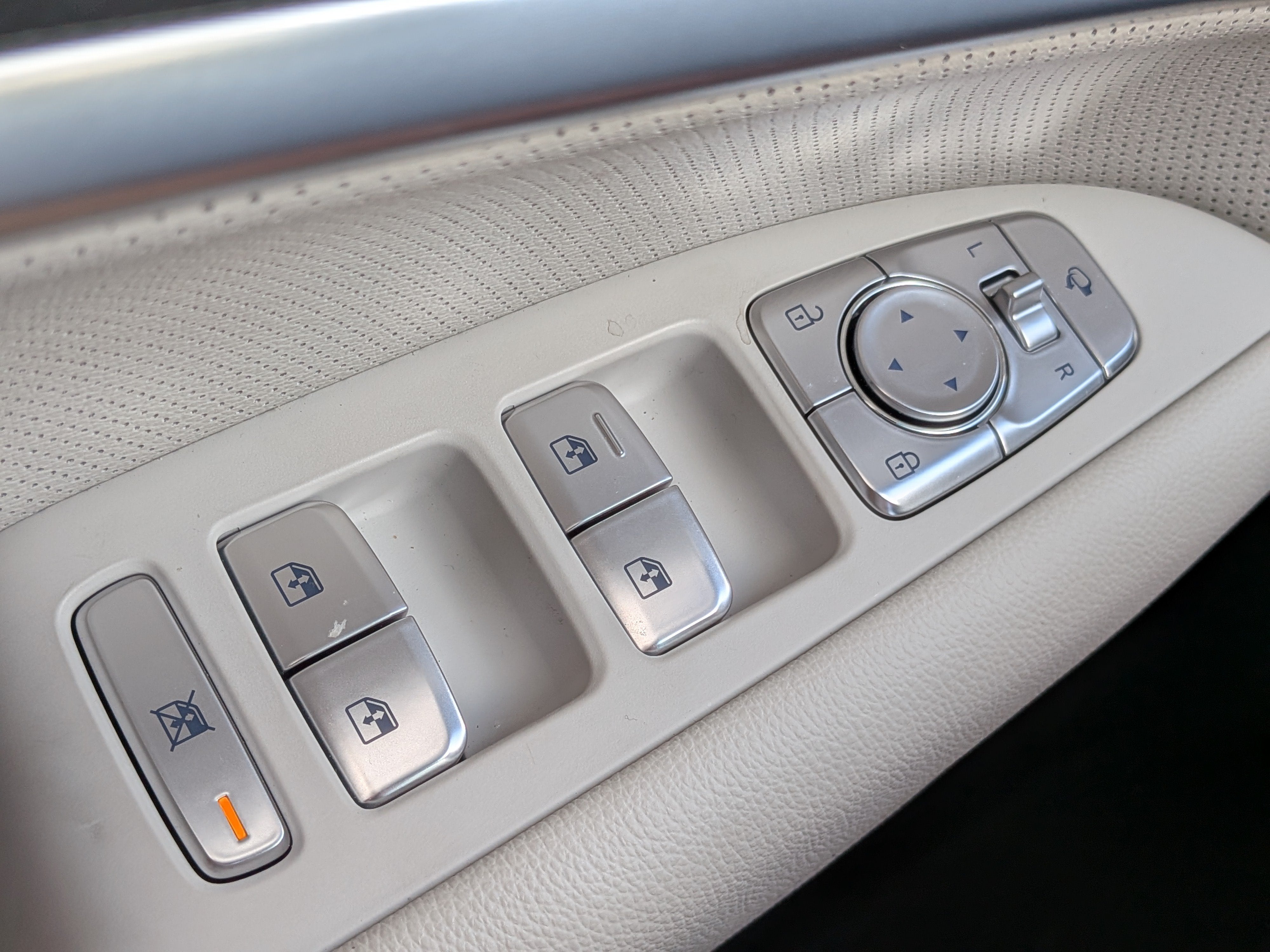 2025 GENESIS G70 Standard - Photo 24