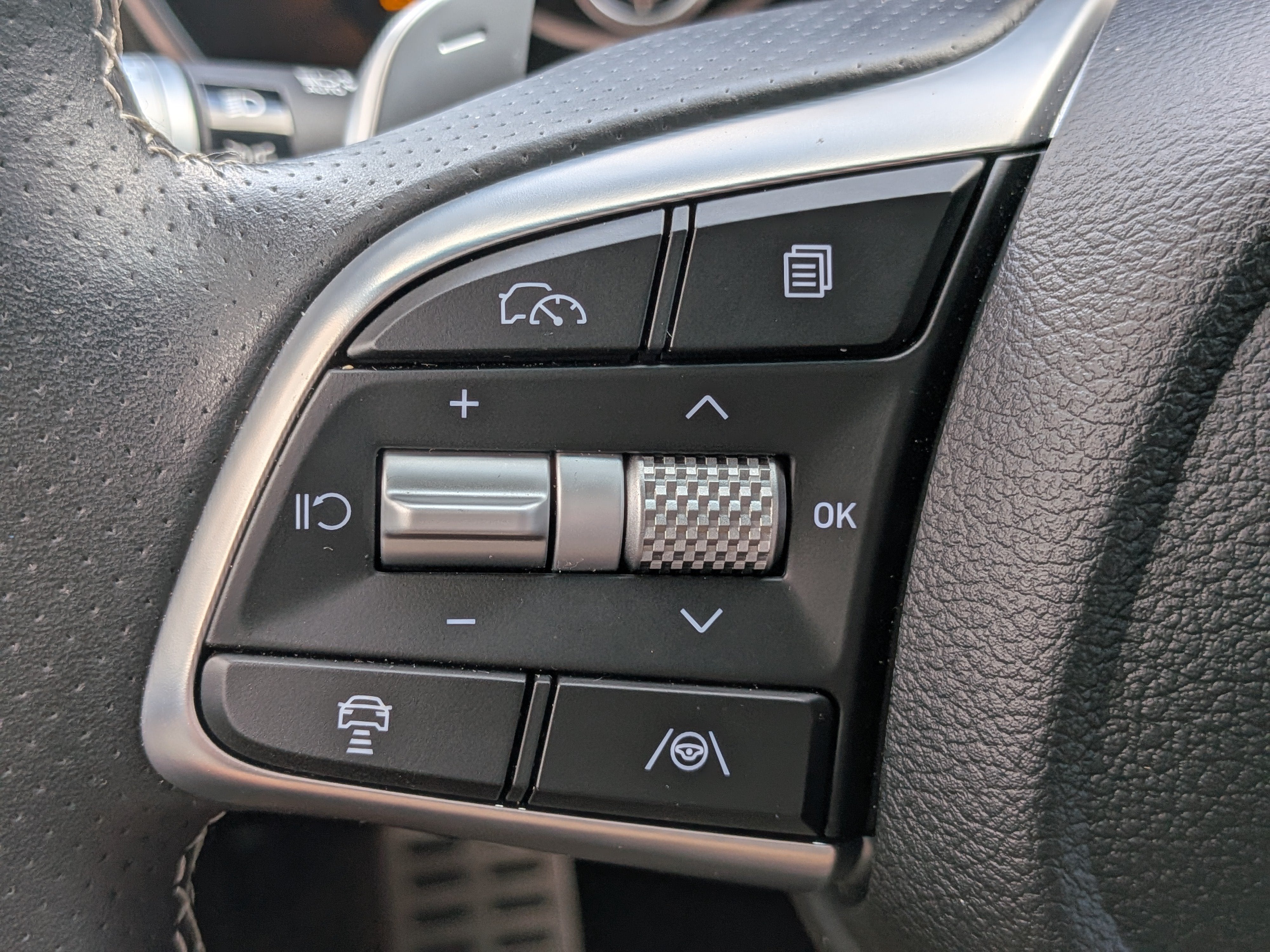 2025 GENESIS G70 Standard - Photo 25