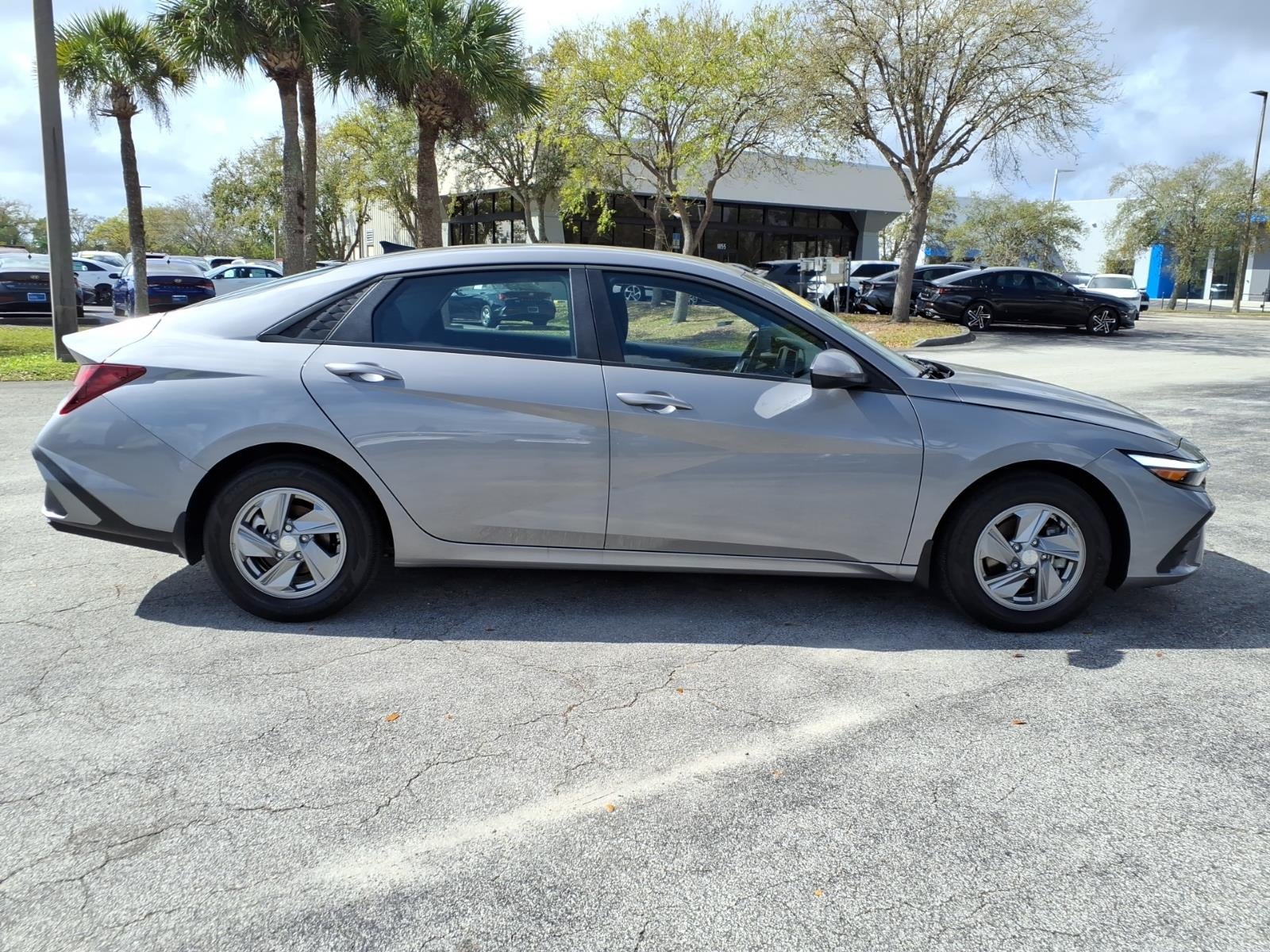 2025 Hyundai ELANTRA SE